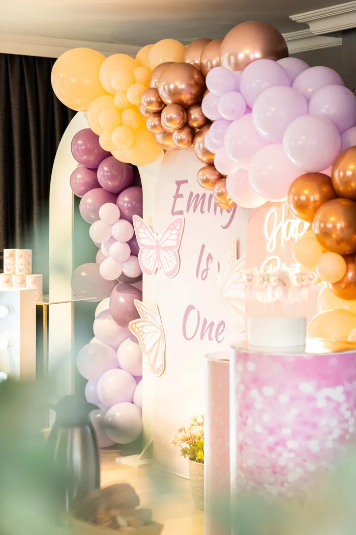 Kelebek temalı doğum günü: pembe ve mor balonlar, isimli pano